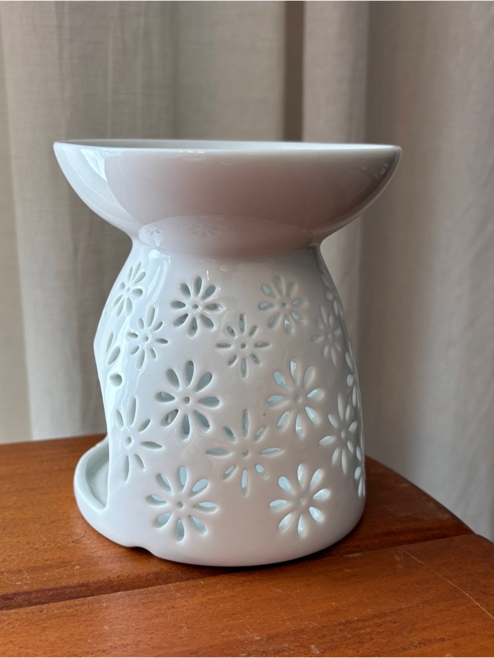 White Ceramic Tea Light Wax Melt / Oil Aroma Burner - Picture 3 of 9